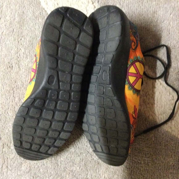 Designer Yes We Vibe. Shoes size 10 - Picture 2 of 4